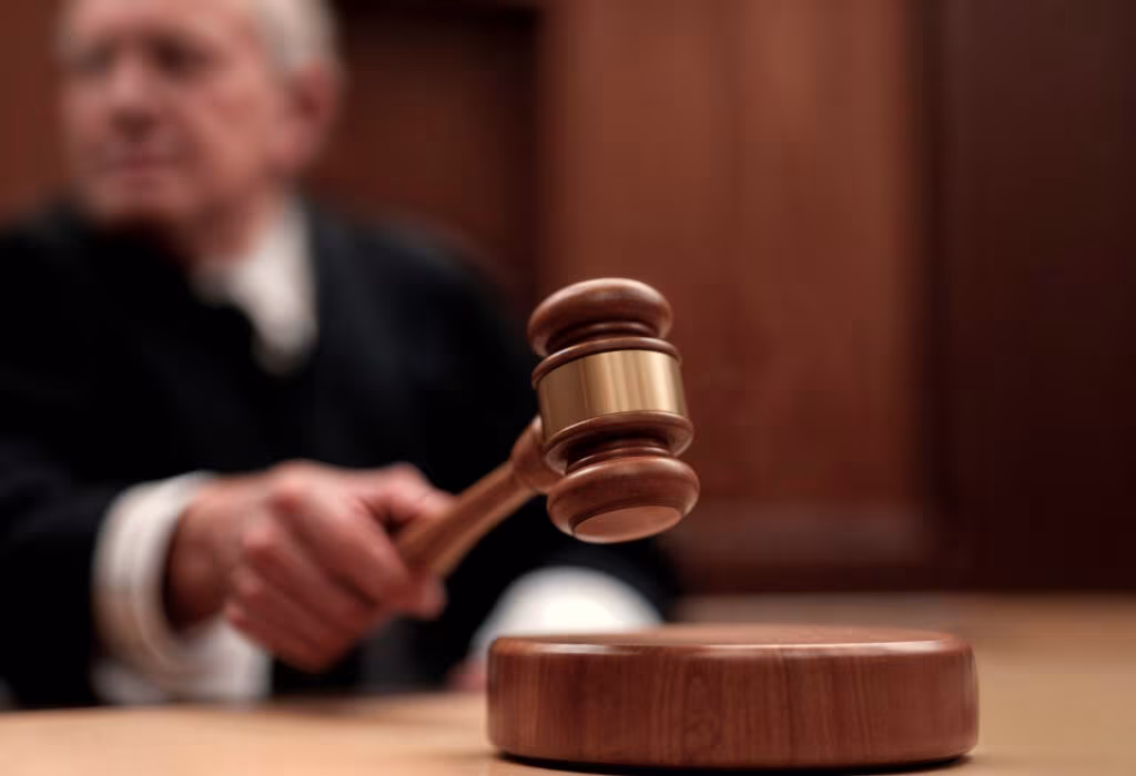 https://www.magnific.com/br/imagem-ia-gratis/juiz-com-martelo-em-um-tribunal_419063354.htm