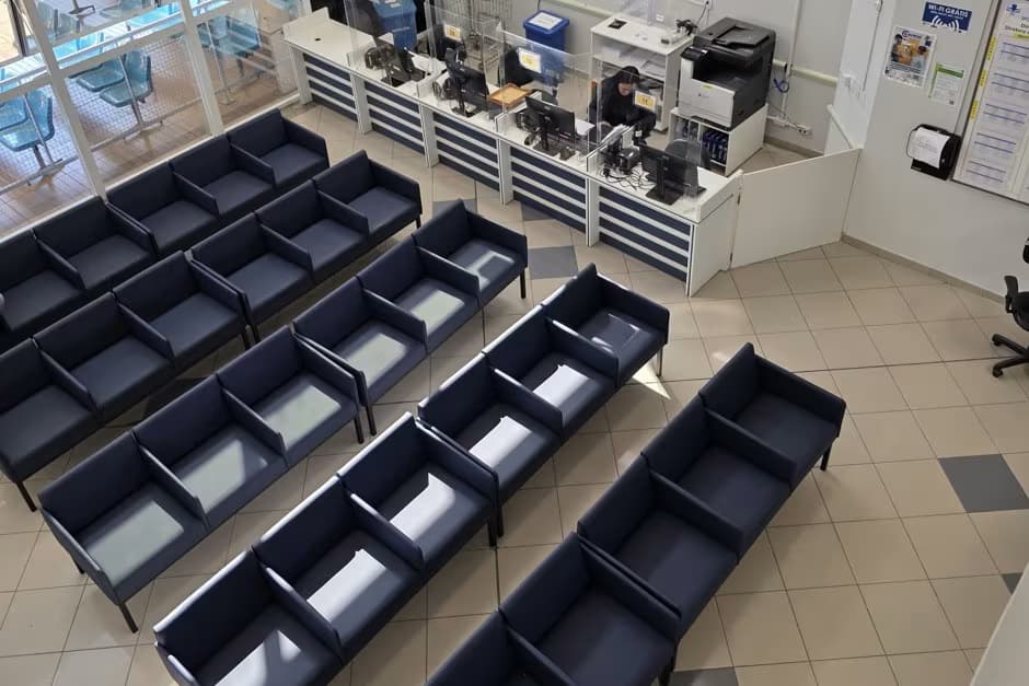 A recepção do ambulatório ganhou 40 novas poltronas estofadas, garantindo mais conforto para pacientes e acompanhantes - Foto: PMSJC