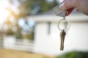 female-hand-of-realtor-holding-a-set-of-keys-outsi-2026-01-09-00-36-29-utc.jpg-975051