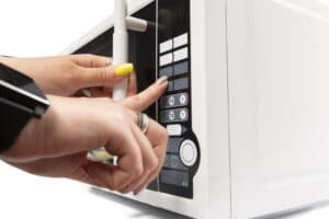 forno-de-micro-ondas-isolado-no-branco_93675-128062-790115