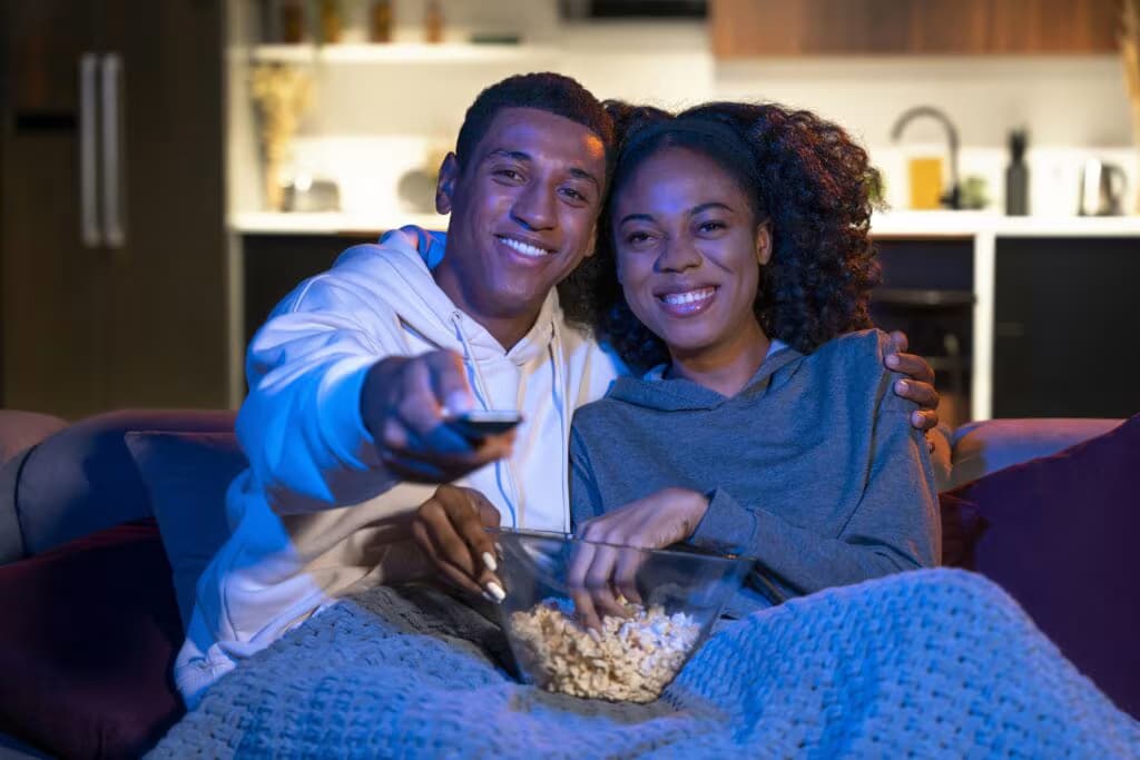 medium-shot-smiley-couple-couch-567500