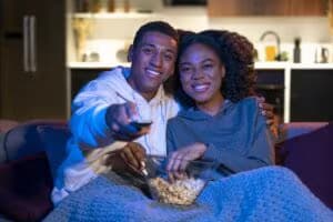 medium-shot-smiley-couple-couch-567500
