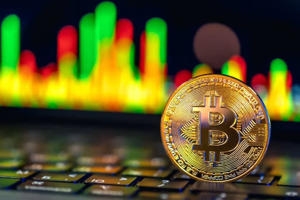 moeda-de-ouro-bitcoin-no-teclado-grafico-de-negociacao-de-mercado-de-acoes-candelabro-line-155900