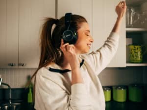 mulher_ouvindo_som-045983