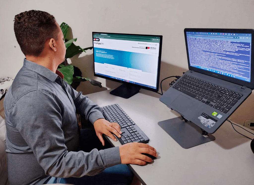 O-programador-Ezequiel-Brito-Mateus-fazendo-inscricao-no-curso-de-Gestao-de-Projetos-de-TI-do-portal-Trampolim-801492