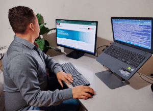 O-programador-Ezequiel-Brito-Mateus-fazendo-inscricao-no-curso-de-Gestao-de-Projetos-de-TI-do-portal-Trampolim-801492