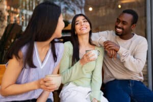 pessoas-bebendo-cafe-no-refeitorio-espacoso-520684