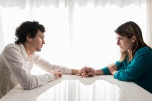 triste-casal-de-maos-dadas-005867