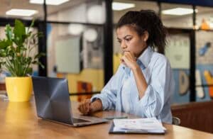 vista-lateral-de-mulher-trabalhando-no-escritorio-com-laptop-493267