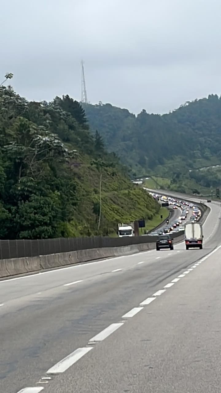 Contorno da Tamoios com trânsito intenso