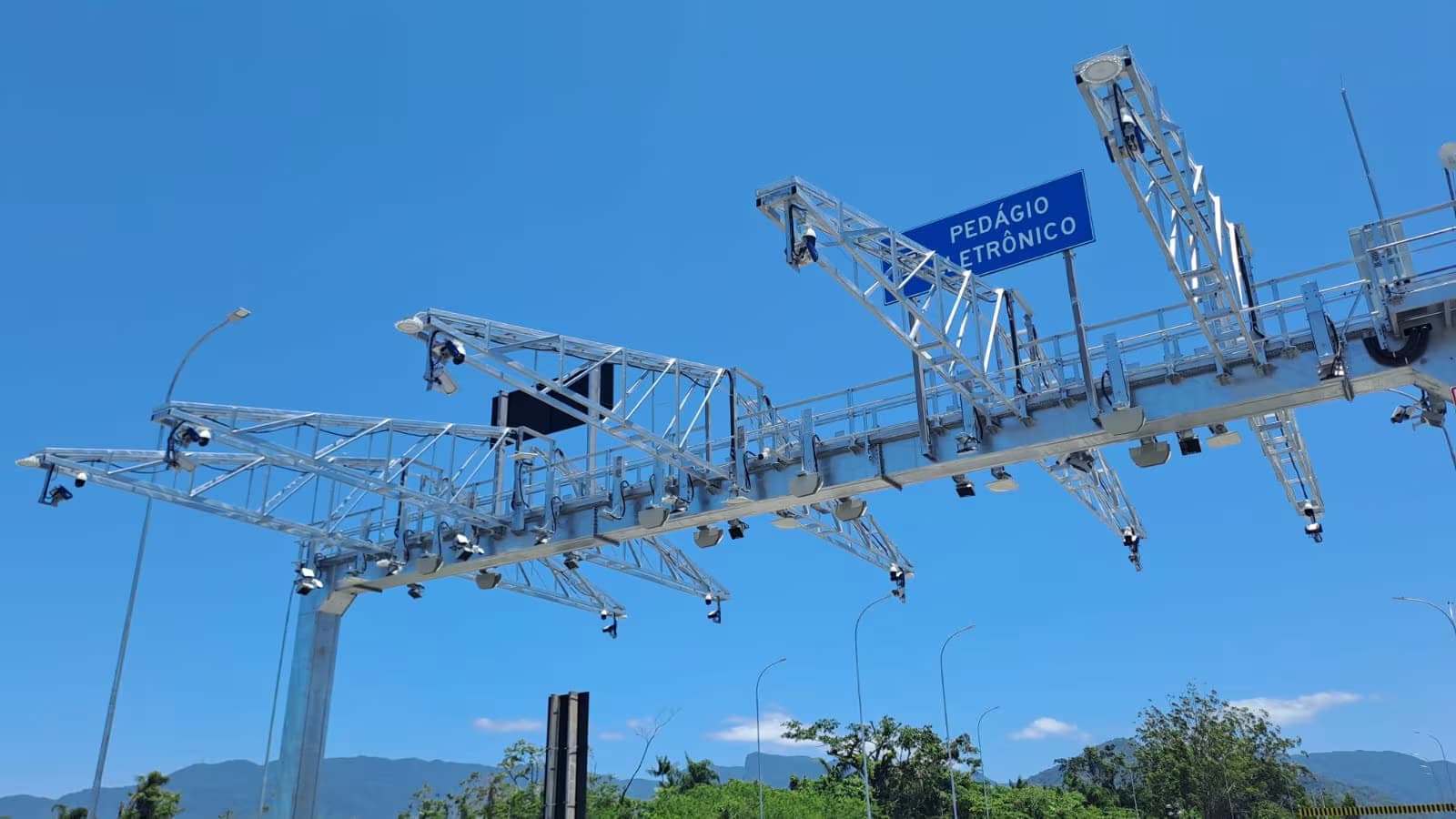 Portico_do_Free_Flow_Tamoios_no_km_135_do_Contorno_Sul-243246