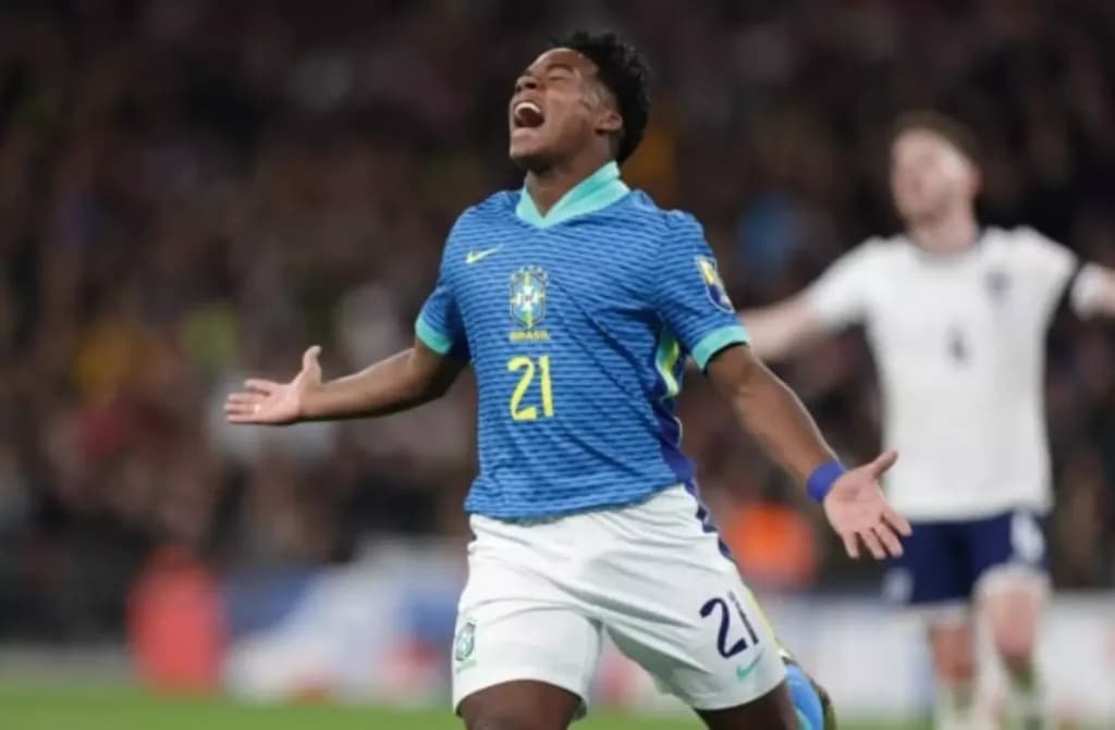 Foto: Ben Stansall/AFP via Getty Images – Legenda: Endrick e Vini Jr celebram o gol da vitória da Seleção Brasileira – / Jogada10