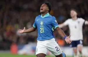 Foto: Ben Stansall/AFP via Getty Images – Legenda: Endrick e Vini Jr celebram o gol da vitória da Seleção Brasileira – / Jogada10