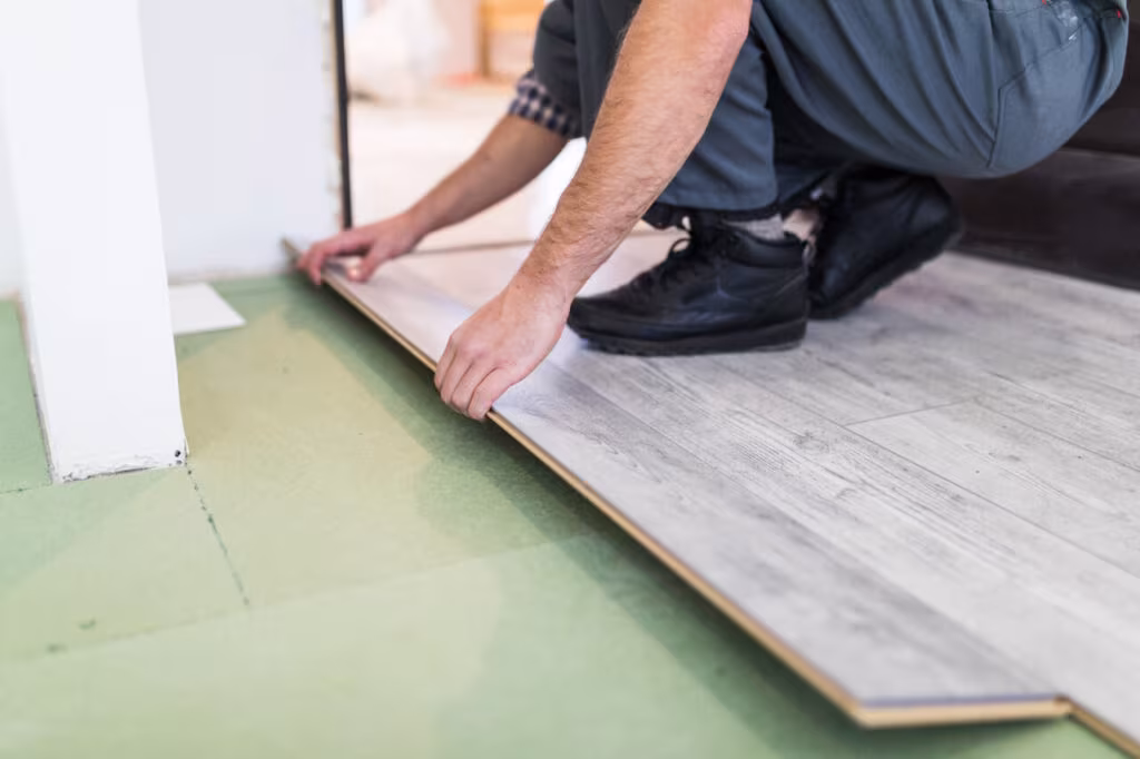 https://www.magnific.com/br/fotos-gratis/trabalhador-que-processa-um-piso-com-tabuas-de-piso-laminadas_9695782.htm