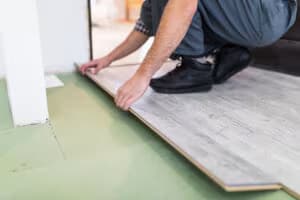 https://www.magnific.com/br/fotos-gratis/trabalhador-que-processa-um-piso-com-tabuas-de-piso-laminadas_9695782.htm