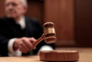 https://www.magnific.com/br/imagem-ia-gratis/juiz-com-martelo-em-um-tribunal_419063354.htm