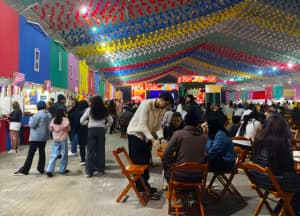 A gastronomia foi um dos grandes destaques da abertura. Barracas registraram intenso movimento durante toda a noite – Foto Reginaldo Pupo – Secretaria de Turismo