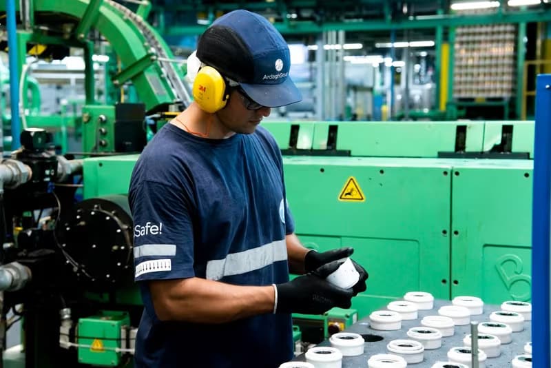 Linha de produção da fábrica da Ardagh Metal Packaging em Jacareí (SP). Foto: Divulgação Ardagh