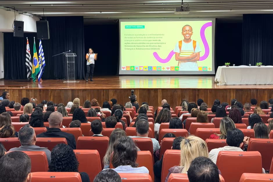 Evento reuniu profissionais da educação, famílias e representantes da rede de proteção para debater estratégias de prevenção às violências contra crianças e adolescentes - Foto: Claudio Vieira/PMSJC