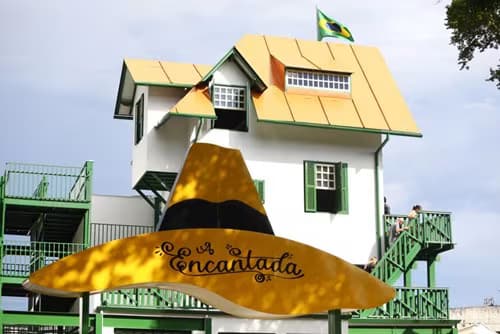A réplica da casa de Santos Dumont, dentro do parque de mesmo nome, na região central, tem programação comemorativa e especial - Foto: PMSJC