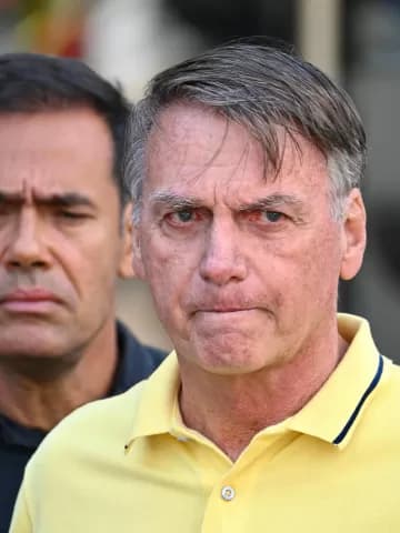 O ex-presidente Jair Bolsonaro durante entrevista. O STF ampliou as medidas cautelares, suspendendo visitas por 30 dias e proibindo encontros com finalidade político-eleitoral até o fim das eleições de 2026.