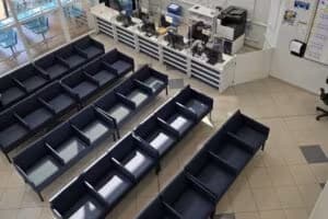 A recepção do ambulatório ganhou 40 novas poltronas estofadas, garantindo mais conforto para pacientes e acompanhantes - Foto: PMSJC