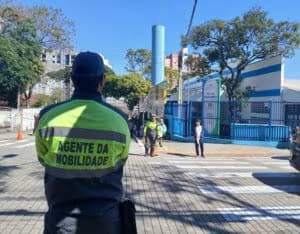 Os agentes de mobilidade atuam diretamente para a organização do trânsito nos horários de mais movimento nas escolas - Foto: PMSJC