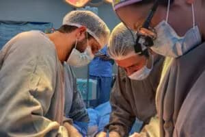 Equipes da Organização de Procura de Órgãos (OPO) e do HM conduzem o procedimento de remoção dos órgãos - Foto: Divulgação