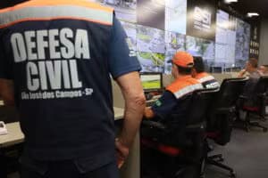 Durante as ocorrências, os agentes da Defesa Civil monitoram os balões por meio das câmeras do CSI - Foto: Claudio Vieira/PMSJC