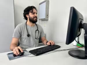 Novo serviço de teleassessoria médica conecta os médicos da Atenção Primária das Unidades Básicas de Saúde a especialistas de diversas áreas - Foto: PMSJC