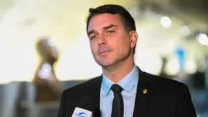 Flávio Bolsonaro (PL) em entrevista no Senado, em 2025 (Foto: Carlos Moura/Agência Senado, CC BY 4.0)