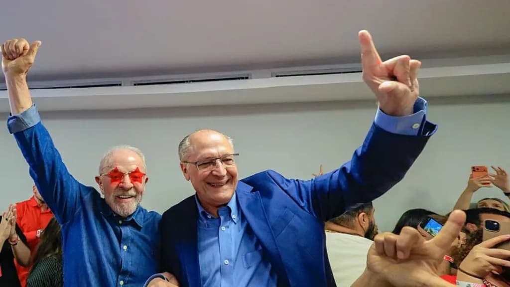 Lula e Geraldo Alckmin comemoram a reeleição, em São Paulo, no domingo (25) (Foto: Ricardo Stuckert, CC BY-SA 4.0)