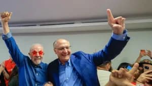 Lula e Geraldo Alckmin comemoram a reeleição, em São Paulo, no domingo (25) (Foto: Ricardo Stuckert, CC BY-SA 4.0)