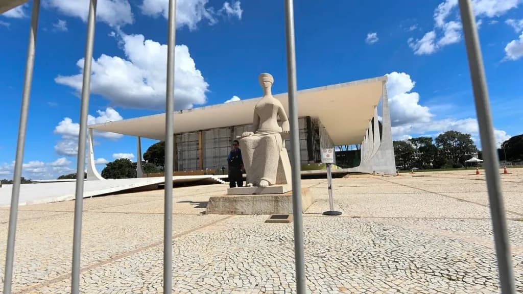 Praça dos Três Poderes, em Brasília, com a escultura A Justiça em frente ao STF (Foto: Jefferson Rudy/Agência Senado, CC BY 2.0)