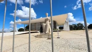 Praça dos Três Poderes, em Brasília, com a escultura A Justiça em frente ao STF (Foto: Jefferson Rudy/Agência Senado, CC BY 2.0)