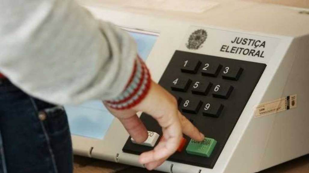 Eleitor na urna votação Eleitor na urna votação