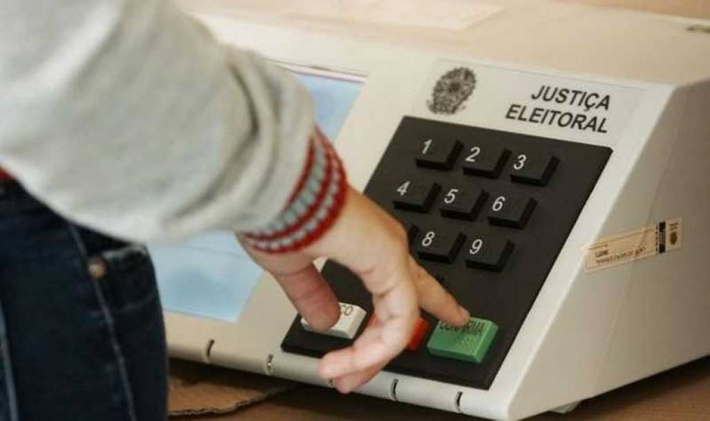 Eleitor na urna votação Eleitor na urna votação
