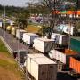 Caminhoneiros organizam paralisação nacional no dia 1º de novembro Caminhoneiros organizam paralisação nacional no dia 1º de novembro