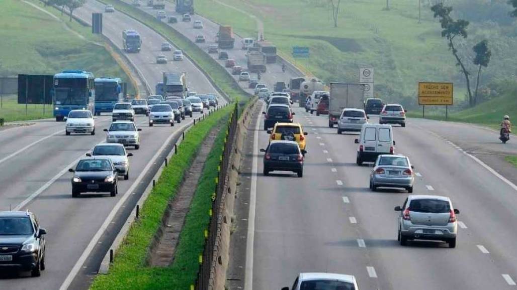 Rodovia Presidente Dutra recebe obras de pavimentação e opera sistema Pare e Siga Meon