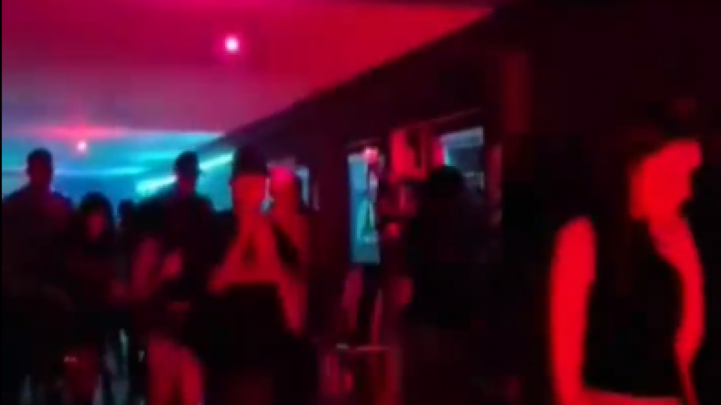 festa em barbearia - TAUBATÉ (Reprodução/ Facebook) festa em barbearia - TAUBATÉ (Reprodução/ Facebook)