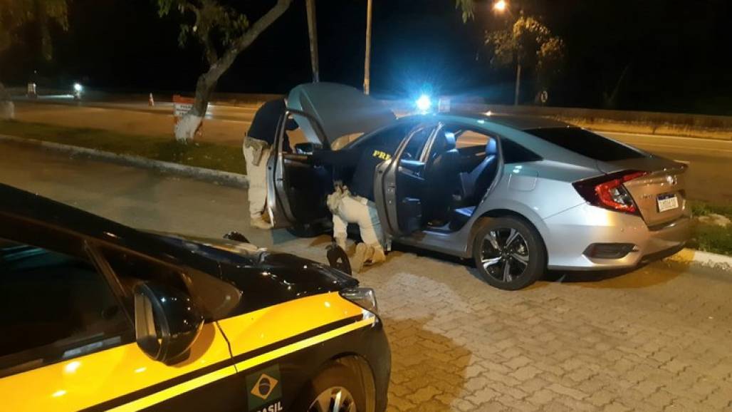 Apreende carro de luxo Lavrinhas PRF (Reprodução/PRF) Apreende carro de luxo Lavrinhas PRF (Reprodução/PRF)