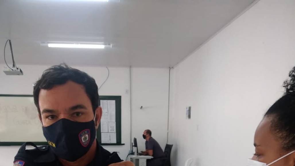 profissionais de segurança de pinda recebem vacina em taubaté (Prefeitura de Pindamonhangaba / Divulgação) profissionais de segurança de pinda recebem vacina em taubaté (Prefeitura de Pindamonhangaba / Divulgação)