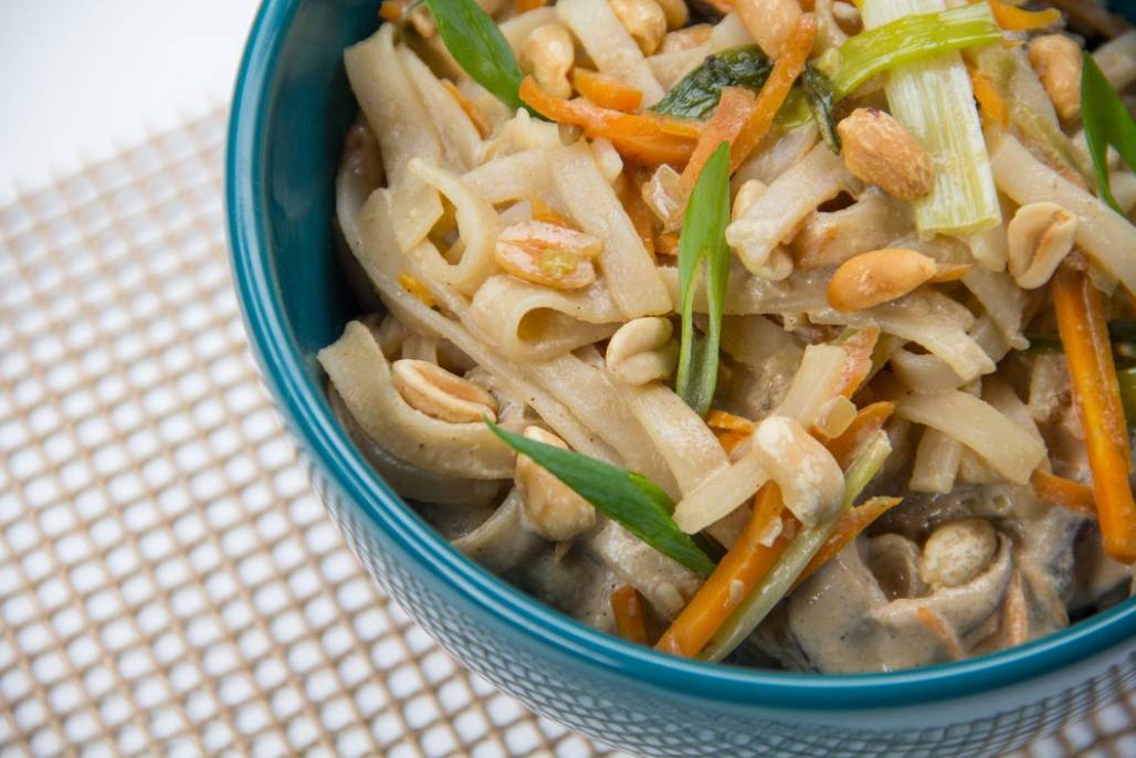 Bela Gil e um macarrão de arroz com vegetais e tahine Bela Gil e um macarrão de arroz com vegetais e tahine