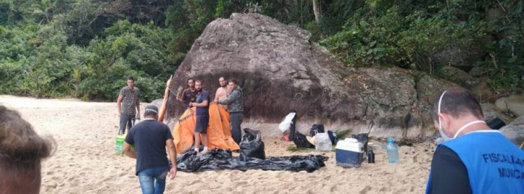 Turistas acampando em Caraguá (Prefeitura de Caraguatatuba / Assessoria) Turistas acampando em Caraguá (Prefeitura de Caraguatatuba / Assessoria)