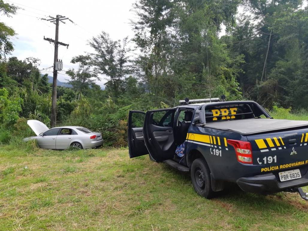 Homem é preso por corrupção de menores após furar bloqueio, bater o carro e tentar fugir a pé Ubatuba (Foto: Divulgação/PRF) Homem é preso por corrupção de menores após furar bloqueio, bater o carro e tentar fugir a pé Ubatuba (Foto: Divulgação/PRF)