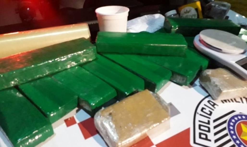 Apreensão de droga na Ilha (Foto: Divulgação/Polícia Militar) Apreensão de droga na Ilha (Foto: Divulgação/Polícia Militar)