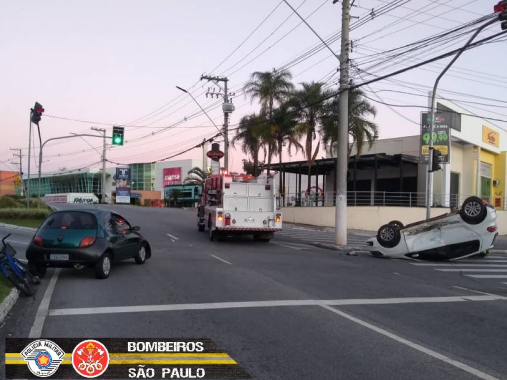 acidente de transito taubaté (Foto: Divulgação/ Corpo de Bombeiros) acidente de transito taubaté (Foto: Divulgação/ Corpo de Bombeiros)