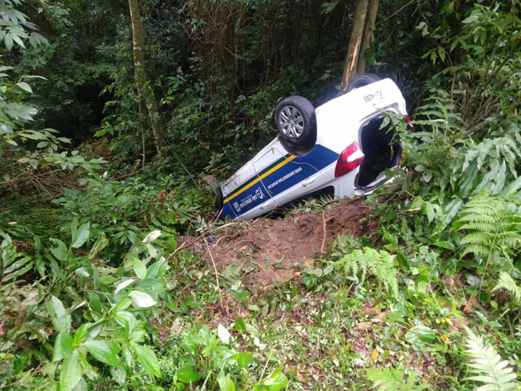 carro capotado em são sebá (Prefeitura de São Sebastião) carro capotado em são sebá (Prefeitura de São Sebastião)