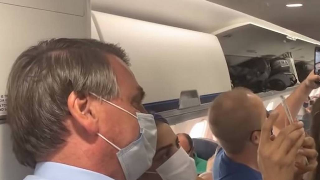 Bolsonaro em avião (Reprodução / YouTube) Bolsonaro em avião (Reprodução / YouTube)