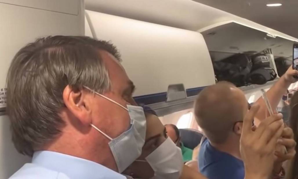 Bolsonaro em avião (Reprodução / YouTube) Bolsonaro em avião (Reprodução / YouTube)